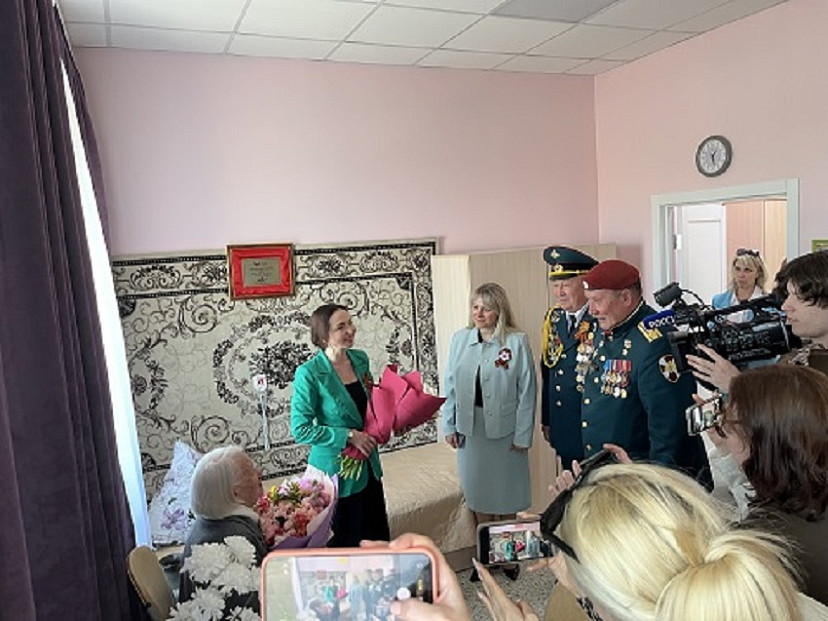 Герой России Александр Янклович поздравил с Днем Победы ветерана, проживающую в Энгельсском доме-интернате